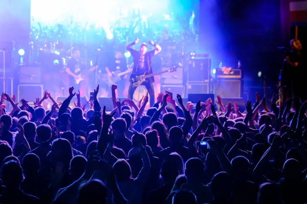 Les fans au concert de musique rock live applaudissent — Photo