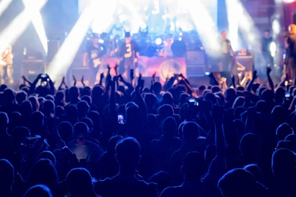 Fanoušci na koncertě live rockové hudby jásají — Stock fotografie