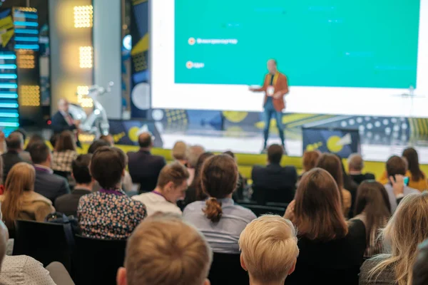 Il pubblico ascolta il docente al workshop — Foto Stock