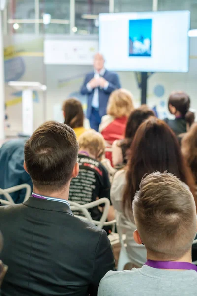 Besucher des Wirtschaftsforums melden sich an der Rezeption an — Stockfoto