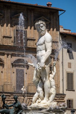 Eski kentteki en ünlü eğlence ve anıtları ziyaret eden turistler