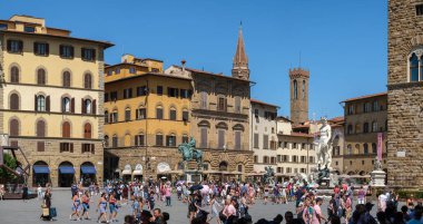 Eski kentteki en ünlü eğlence ve anıtları ziyaret eden turistler