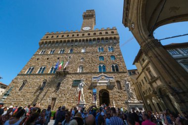 Eski kentteki en ünlü eğlence ve anıtları ziyaret eden turistler