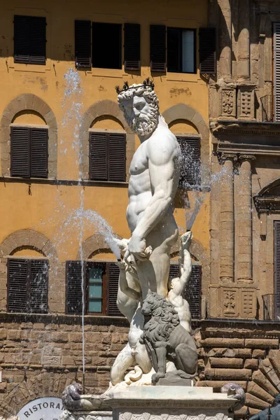 Turister besöker de mest kända sevärdheter och monument i gamla stan — Stockfoto