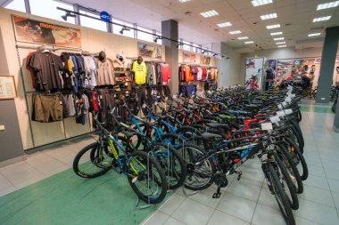 Mağazanın içi spor ve eğlence için mal satıyor.