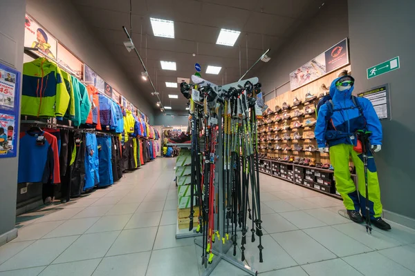 Interior da loja de venda de bens para esportes e lazer — Fotografia de Stock