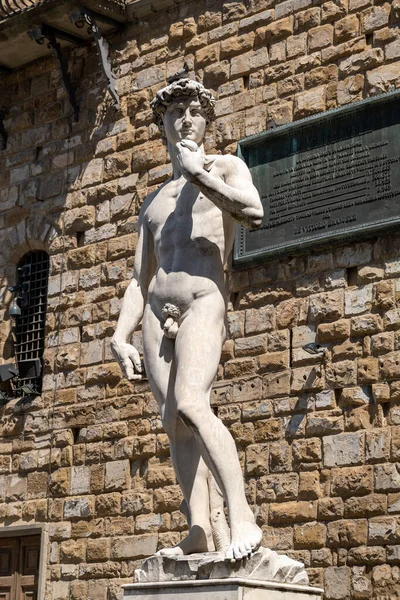 Estátua de David envelhecida montada no pedestal — Fotografia de Stock