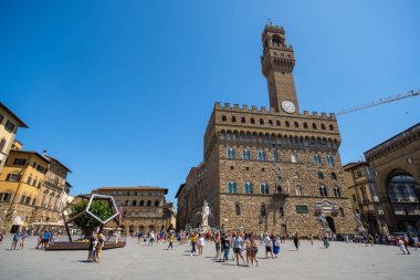 Eski kentteki en ünlü eğlence ve anıtları ziyaret eden turistler