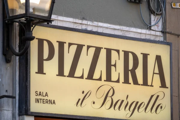 Pizzéria jele a régi város homlokzatán — Stock Fotó