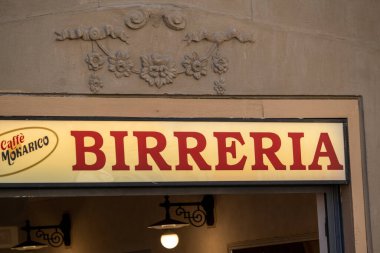 Eski kasaba cephesinde Birreria işareti