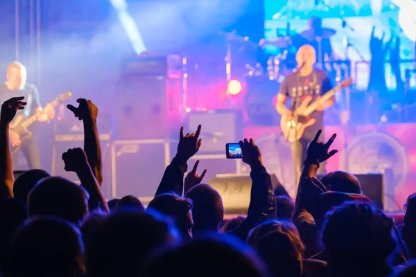 Fãs ouvindo banda de rock no palco — Fotografia de Stock