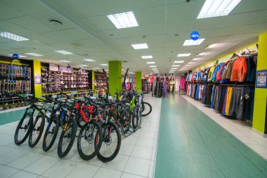 Mağazanın içi spor ve eğlence için mal satıyor.