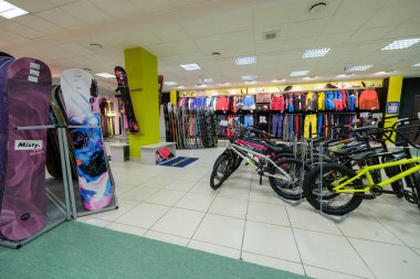 Mağazanın içi spor ve eğlence için mal satıyor.