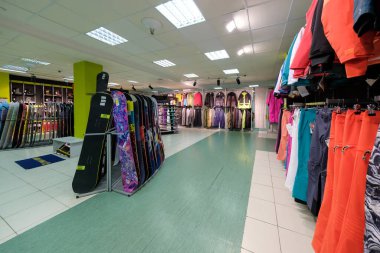 Mağazanın içi spor ve eğlence için mal satıyor.