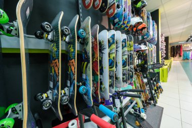 Mağazanın içi spor ve eğlence için mal satıyor.