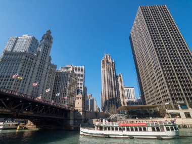 Şehir merkezi trafiği ve güneşli gündüz manzarası