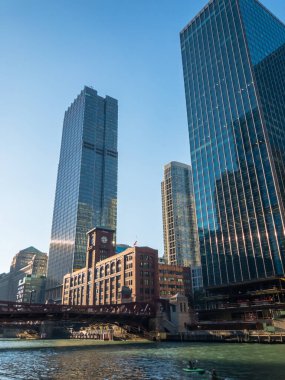 Şehir merkezi trafiği ve güneşli gündüz manzarası