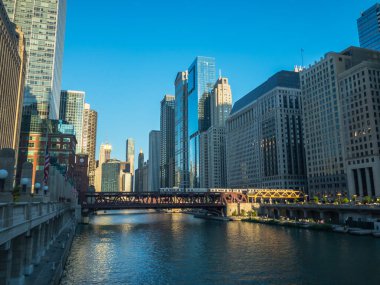 Şehir merkezi trafiği ve güneşli gündüz manzarası
