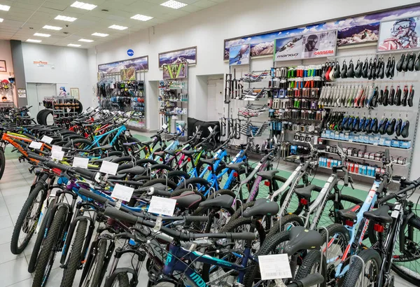 Interior de la tienda que vende artículos para deportes y ocio — Foto de Stock