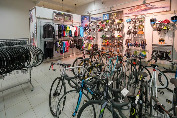 Interieur van de winkel die goederen voor sport en vrije tijd verkoopt — Stockfoto