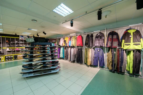 Interior de la tienda que vende artículos para deportes y ocio — Foto de Stock