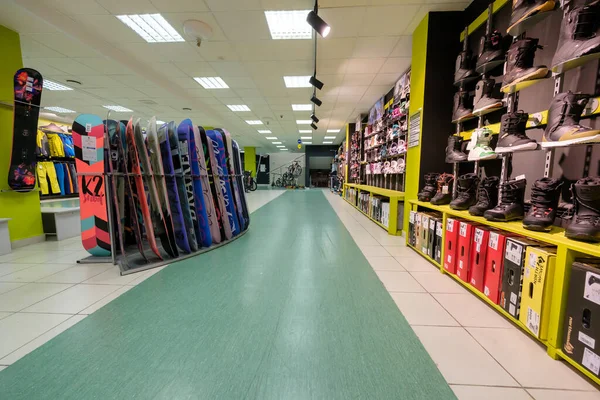 Interior da loja de venda de bens para esportes e lazer — Fotografia de Stock