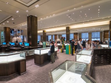Müşteriler Manhattan 'daki Tiffany mağazasından mücevher seçiyorlar