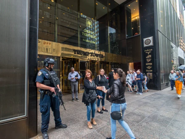 Manhattan 'daki Trump Kulesi' nin girişindeki silahlı güvenlik görevlisi. — Stok fotoğraf