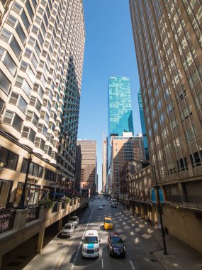 Şehir merkezi trafiği ve güneşli gündüz manzarası