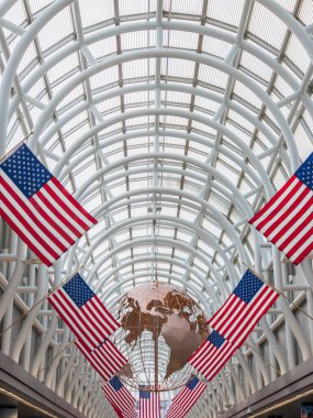 Ohare havaalanında Amerikan bayrakları süslendi