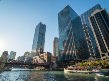 Şehir merkezi trafiği ve güneşli gündüz manzarası