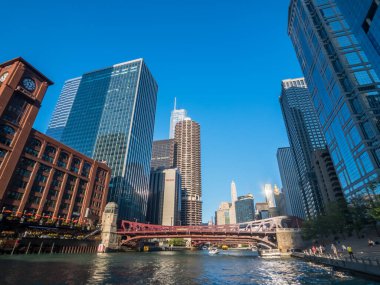 Şehir merkezi trafiği ve güneşli gündüz manzarası