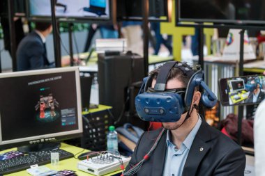 VR konferans ziyaretçisi sanal gerçeklik kaskını test etti
