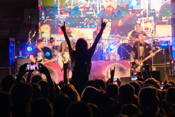 Canlı rock konserinin hayranları tezahürat yapıyor — Stok fotoğraf