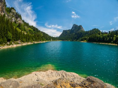 Güzel dağ Gölü yaz manzarası