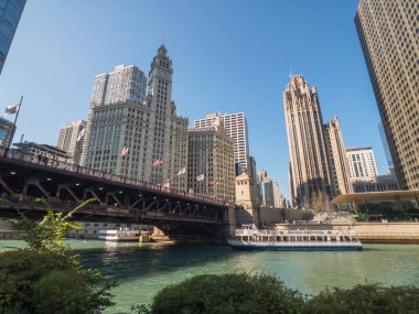 Şehir merkezi trafiği ve güneşli gündüz manzarası