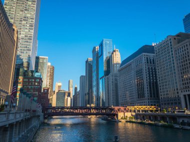 Şehir merkezi trafiği ve güneşli gündüz manzarası
