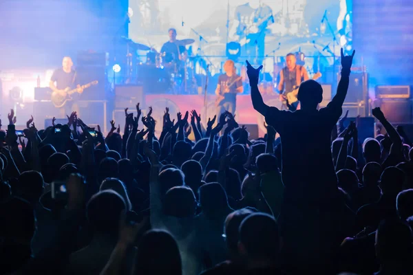 Фанати концерту живої рок-музики вітають — стокове фото