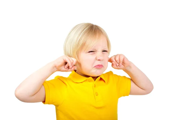 Vervelende jongen bedekt zijn oren met vingers — Stockfoto