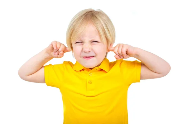 Irriterad pojke täcker öronen med fingrar — Stockfoto