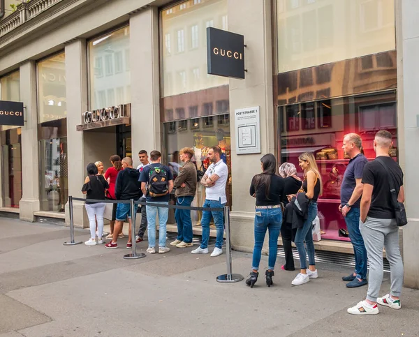 Compradores esperando en línea para visitar Gucci outlet durante el tiempo de venta — Foto de Stock