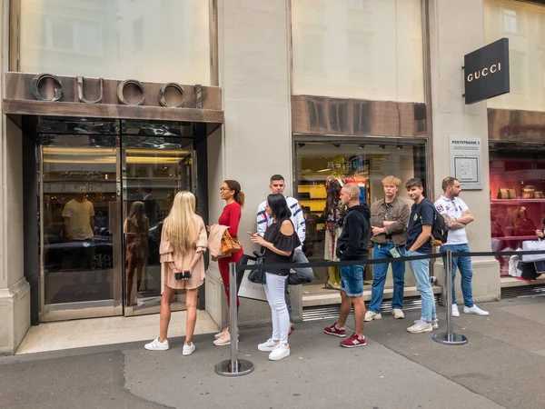 Buyers waiting in line to visit Gucci outlet during sale time — Stock Photo, Image