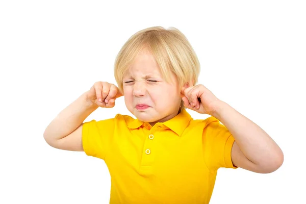 Menino irritado cobre os ouvidos com os dedos — Fotografia de Stock