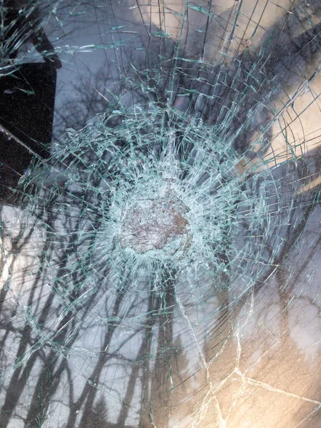 Krossat glas av bilen efter olyckan — Stockfoto