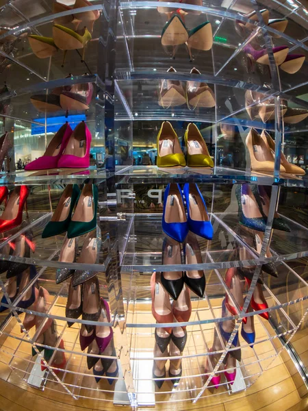 Large selection of womens shoes of different colors in the store window — Stock Photo, Image