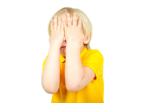 Menino criança fecha os olhos com as mãos isoladas no branco — Fotografia de Stock