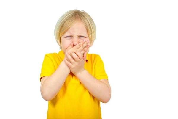 Förvånad pojke stänger munnen med handen — Stockfoto