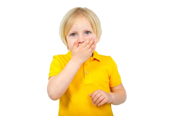 Förvånad pojke stänger munnen med handen — Stockfoto