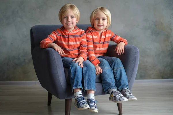 Twee blanke jongens broers poseren in de studio — Stockfoto