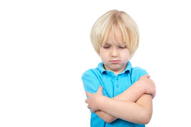 Stüdyoda izole edilmiş üzgün çocuk portresi.